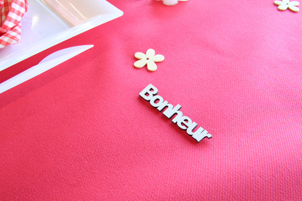 Décoration de table baptême, rouge et blanc (stickers bonheur) Décoration de table baptême, rouge et blanc (stickers bonheur)