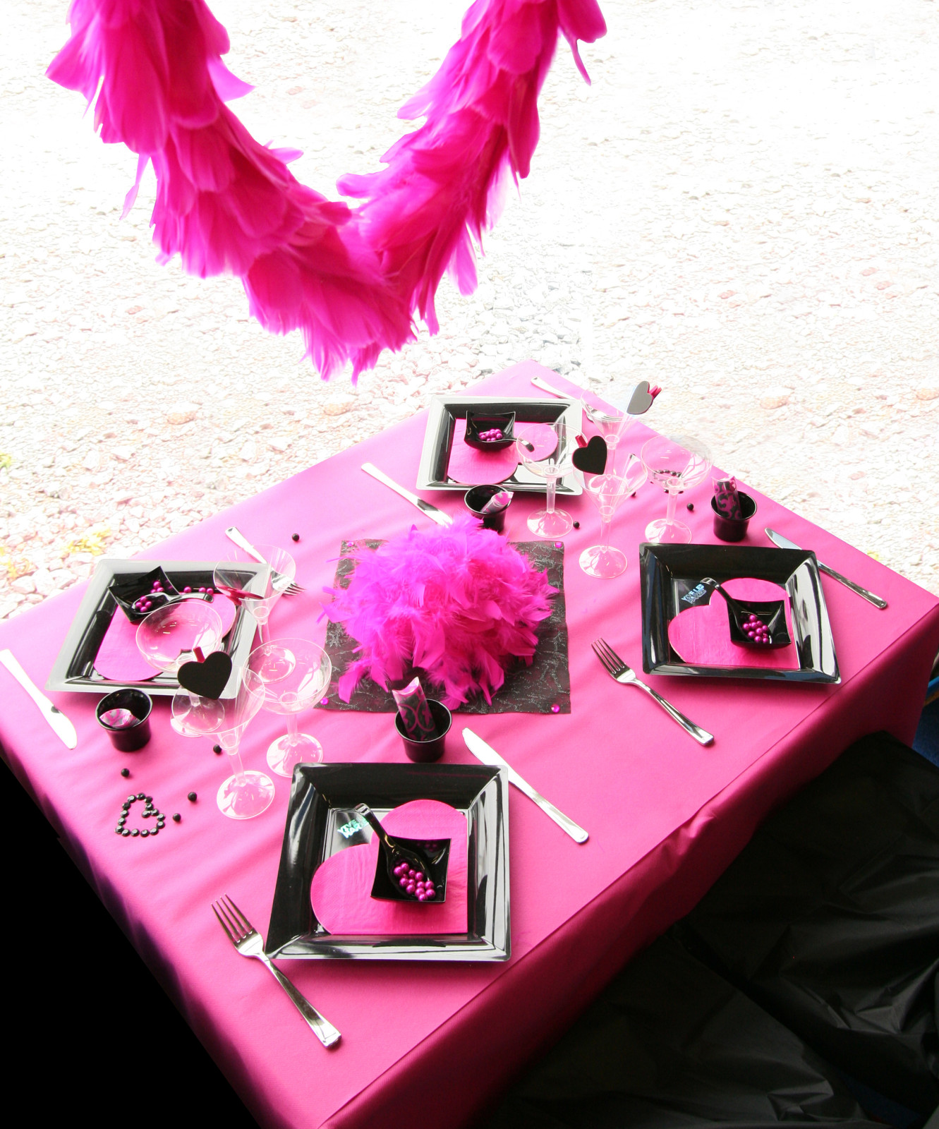 Ambiance de table glamour en noir et fuchsia