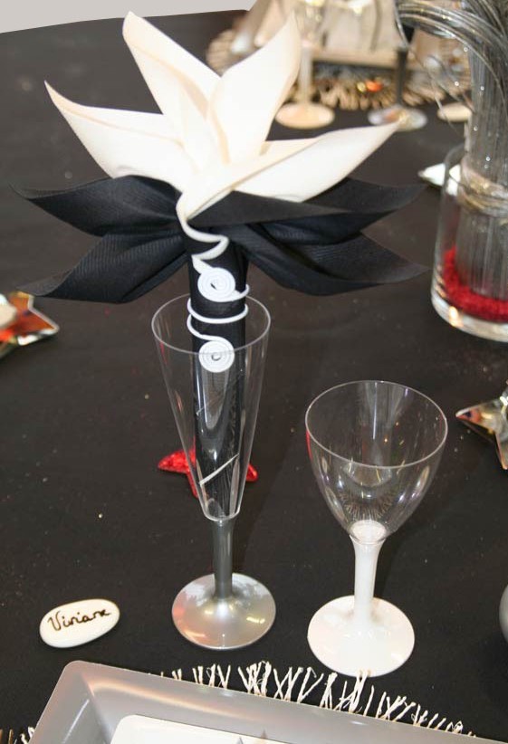 Habillez vos verres grâce à des pliages de serviettes