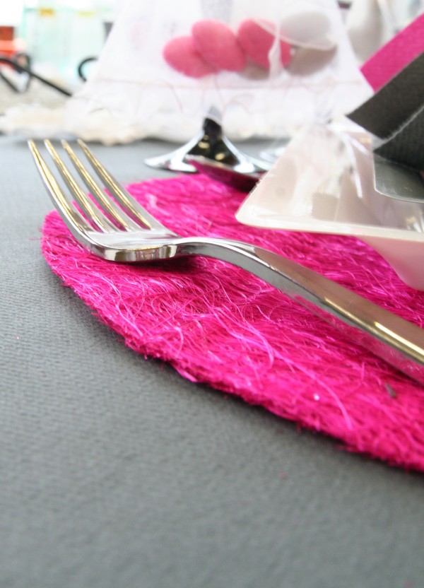 Décoration de table noire et fuchsia, assiettes, couverts et verres Décoration de table noire et fuchsia, assiettes, couverts et verres