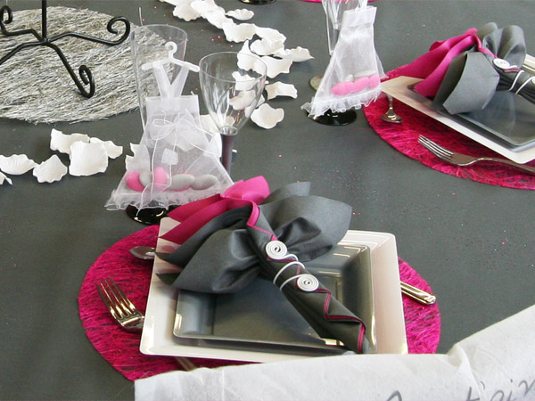 Décoration de table noire et fuchsia, éléments de décoration Décoration de table noire et fuchsia, éléments de décoration