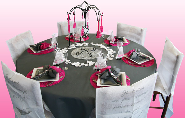 Décoration de table noire et fuchsia, ambiance Décoration de table noire et fuchsia, ambiance