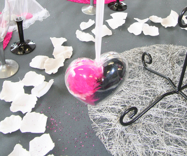 Décoration de table noire et fuchsia, coeur en plexiglas Décoration de table noire et fuchsia, coeur en plexiglas