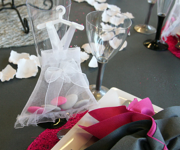 Décoration de table noire et fuchsia, mini-robes de mariée Décoration de table noire et fuchsia, mini-robes de mariée