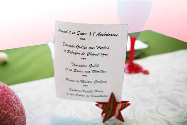 Décoration de table Noël verte, blanche et rouge - menu