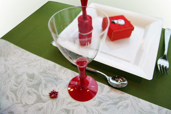 Décoration de table Noël verte, blanche et rouge - verres jetables