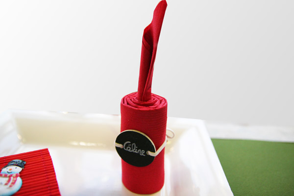 Décoration de table Noël verte, blanche et rouge - Pliage de serviette et marque-place