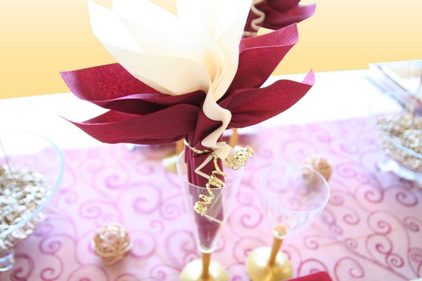 Pliage de serviettes, façon fleur Pliage de serviettes, façon fleur