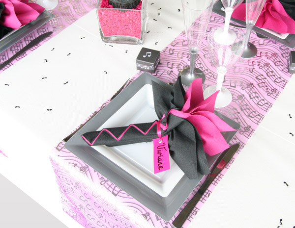 Assiettes et verres fuchsia et noir Assiettes et verres fuchsia et noir