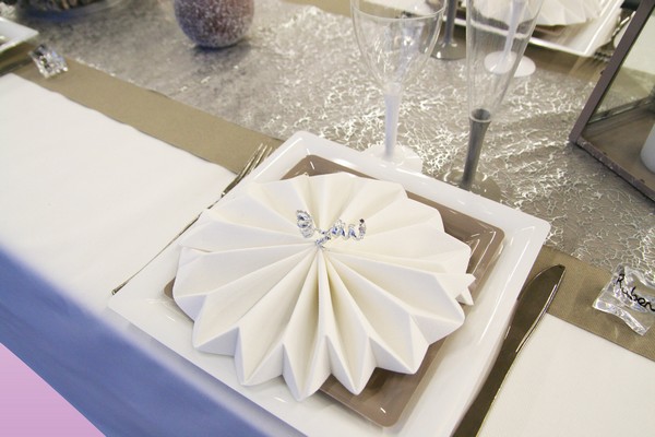 Assiettes et pliage de serviettes