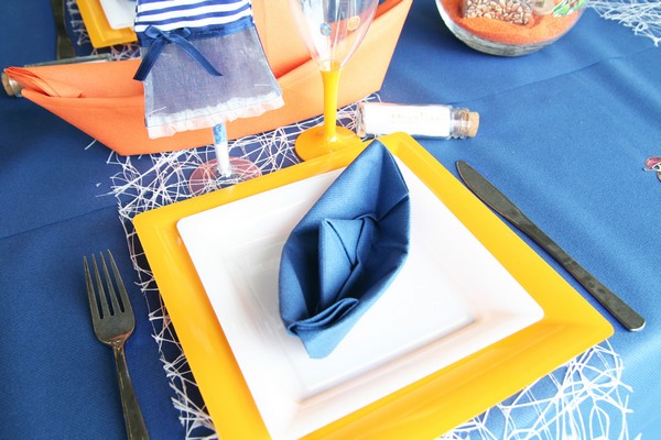 Pliage de serviettes en forme de bateau