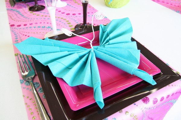 Pliage de serviette en forme de papillon Pliage de serviette en forme de papillon