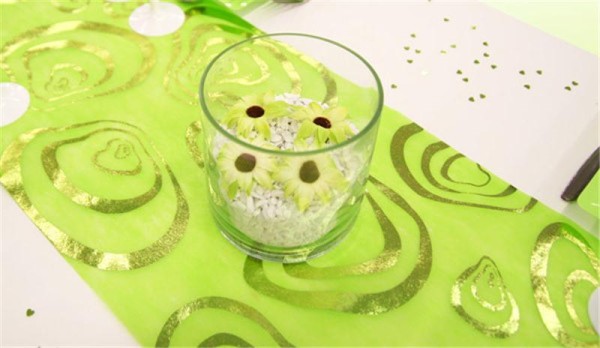 Centre de table fleuri avec une coupe cylindrique