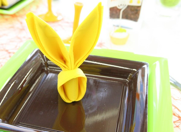 Décoration de table avec un pliage de serviette lapin