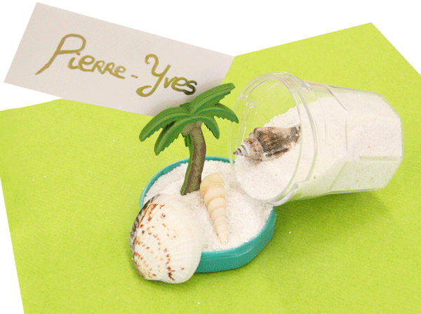 Marque-place estival avec sable et palmier