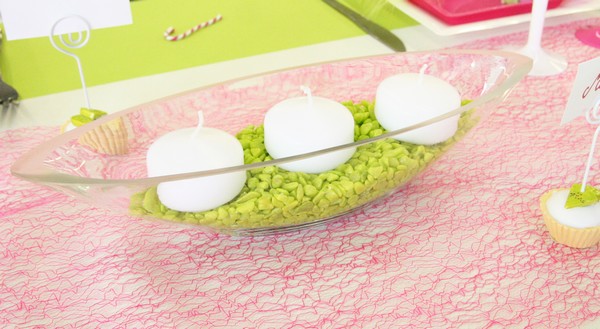 Centre de table réalisé avec une coupe en verre, des granulés et des bougies