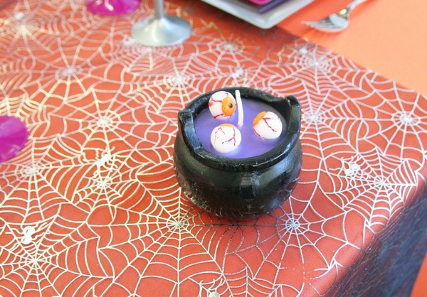 Bougie en forme de chaudron, avec yeux