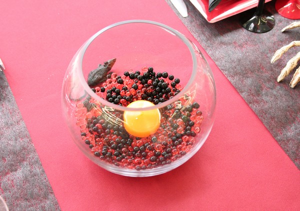 Composition à créer avec un aquarium, des perles d'eau et une bougie flottante. Composition à créer avec un aquarium, des perles d'eau et une bougie flottante.