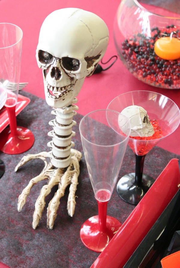 Tête de mort posée sur une main squelettique Tête de mort posée sur une main squelettique