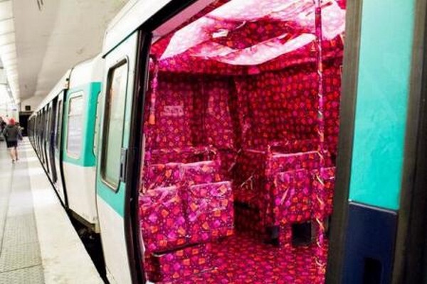 Il tapisse une rame de métro avec du papier cadeau !