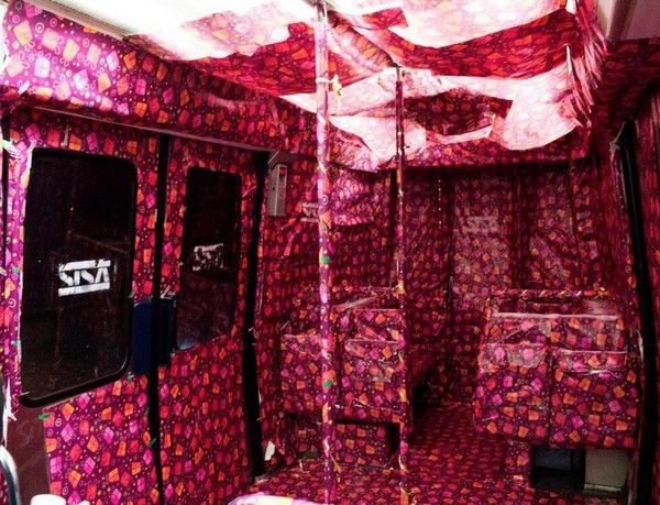 Il tapisse une rame de métro avec du papier cadeau !