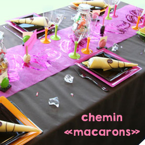 Décoration de table avec un chemin de table de couleur fuchsia