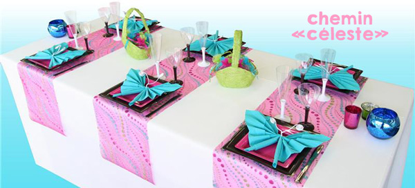 Décoration de table avec un chemin de table de couleur fuchsia