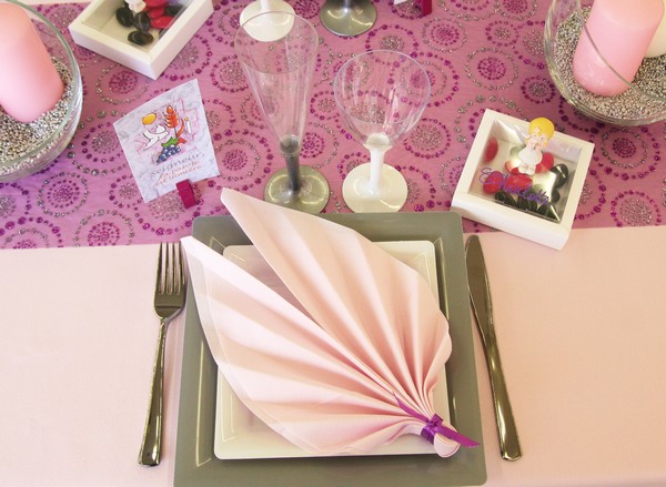 Assiettes et pliage de serviettes