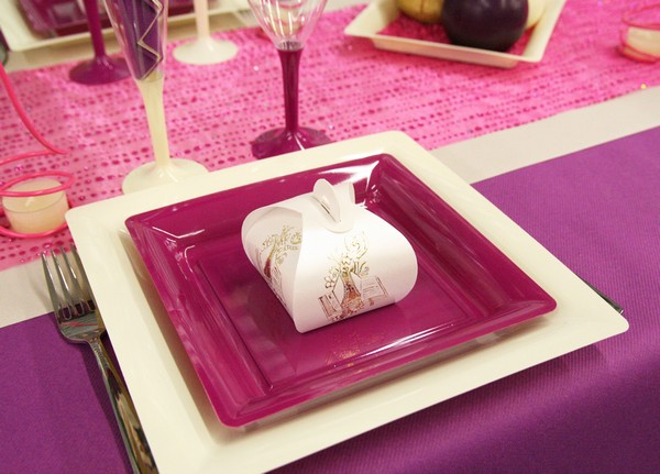 Décoration de table communion (violet, fuchsia et écru)