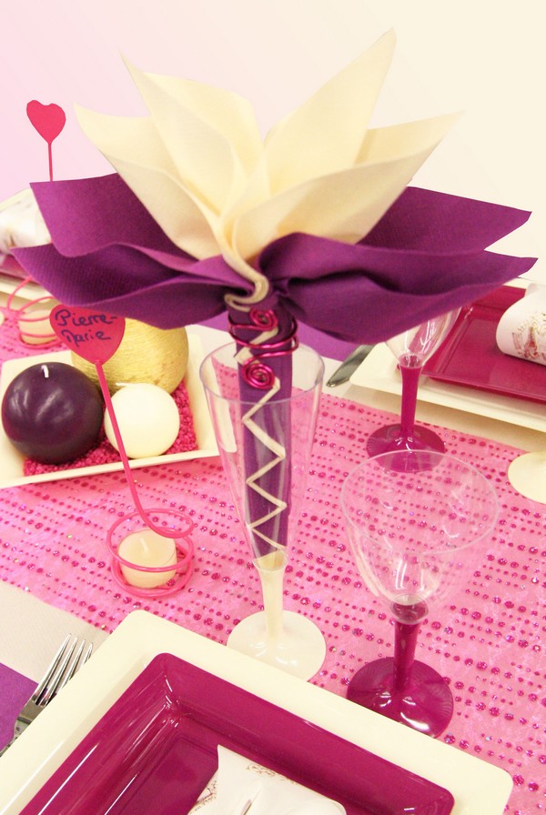 Décoration de table communion (violet, fuchsia et écru)