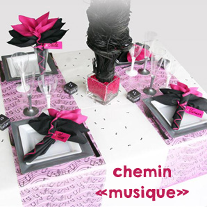 Décoration de table avec un chemin de table de couleur fuchsia