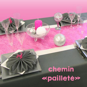 Décoration de table avec un chemin de table de couleur fuchsia