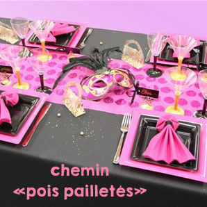 Décoration de table avec un chemin de table de couleur fuchsia