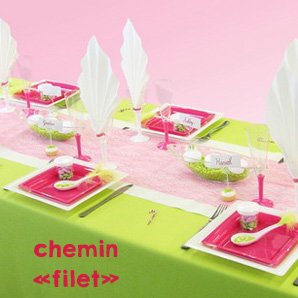 Décoration de table avec un chemin de table de couleur fuchsia