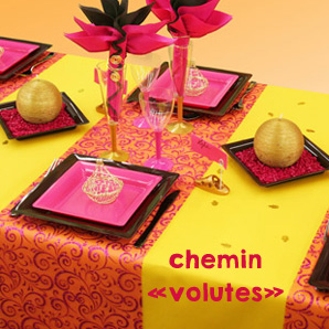 Décoration de table avec un chemin de table de couleur fuchsia