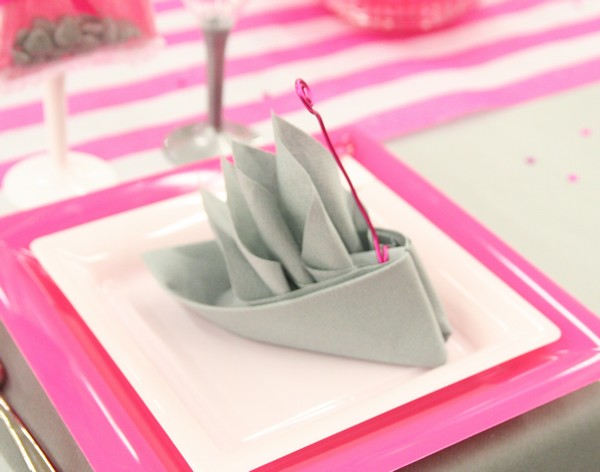 Décoration de table Baptême, gris et fuchsia$ Décoration de table Baptême, gris et fuchsia