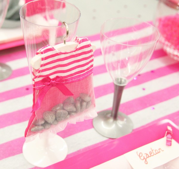 Décoration de table Baptême, gris et fuchsia Décoration de table Baptême, gris et fuchsia