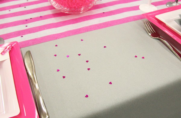Décoration de table Baptême, gris et fuchsia Décoration de table Baptême, gris et fuchsia