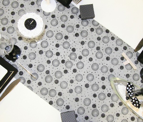 Décoration de table à pois, noir et blanc