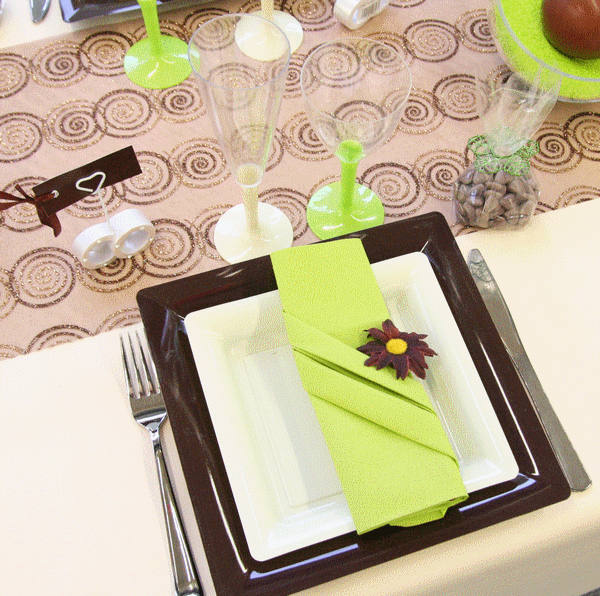 Décoration de table de mariage, chocolat et vert anis Décoration de table de mariage, chocolat et vert anis