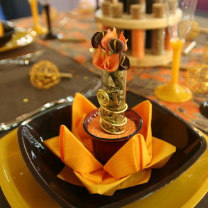 Fil métal utilisé pour nouer un pliage de serviettes