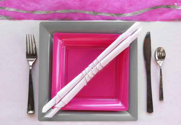 Couverts jetables et pliages de serviettes