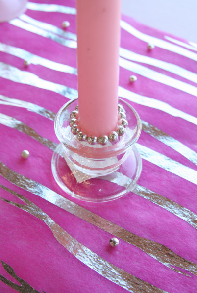 Détail d'un bougeoir fuchsia