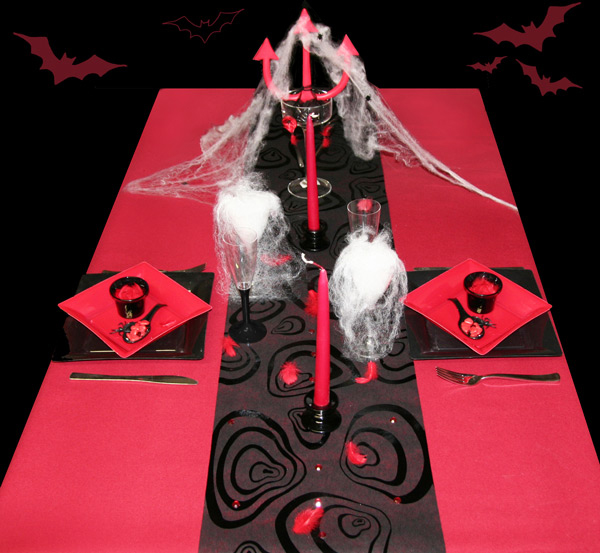 Décoration de table originale en rouge et noir pour Halloween
